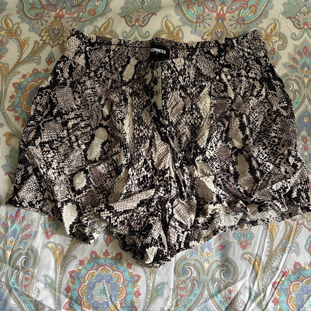Express Women's Snake Print Shorts - Black and White